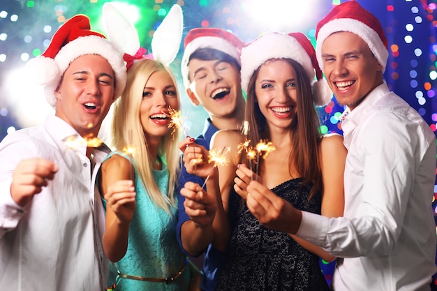 Junge Leute feiern Weihnachten im Club