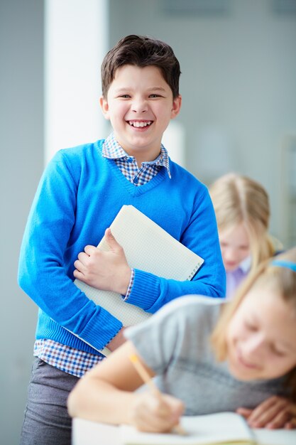 Junge Leute fleißig lächelnd klug