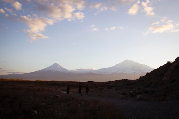 Junge Leute gehen zum Berg Ararat