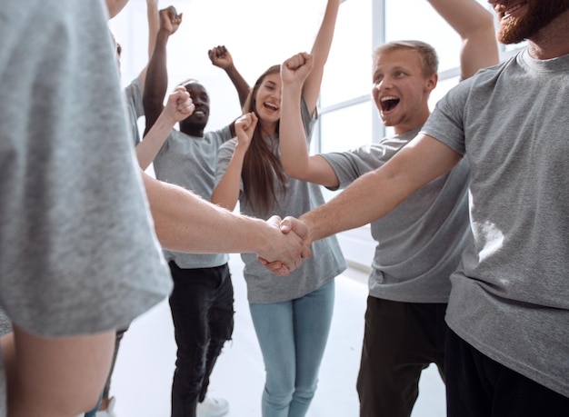 Junge Leute gratulieren sich gegenseitig zum Sieg