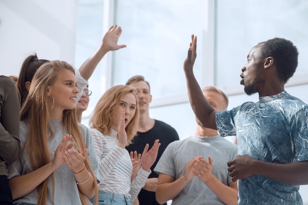 Foto junge leute grüßen sich mit handschlag