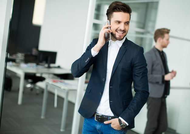 Junge Leute im Büro