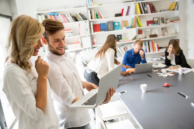 Junge Leute im Büro