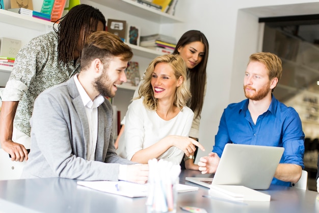 Junge Leute im Büro