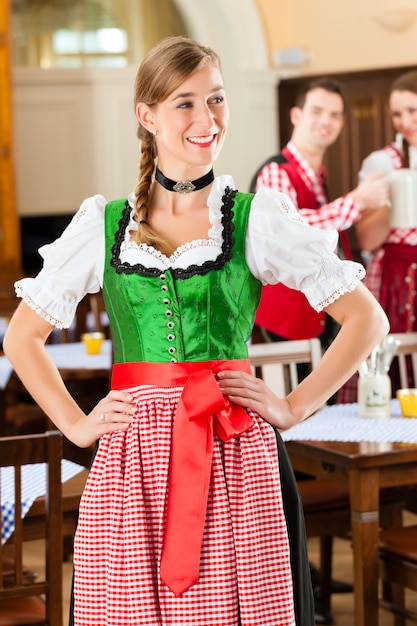 Foto junge leute im traditionellen bayerischen tracht im restaurant oder in der kneipe