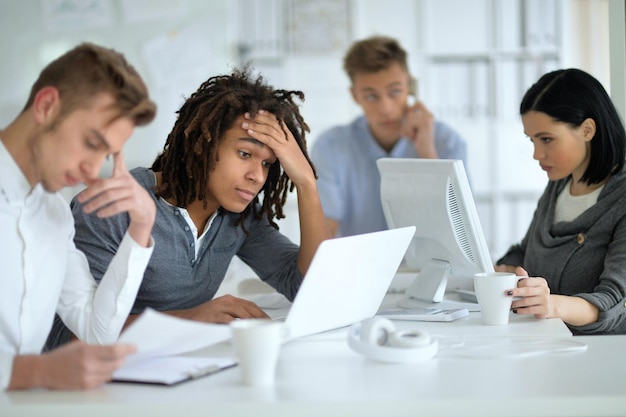 Junge Leute Kollegen im Büro, die zusammenarbeiten