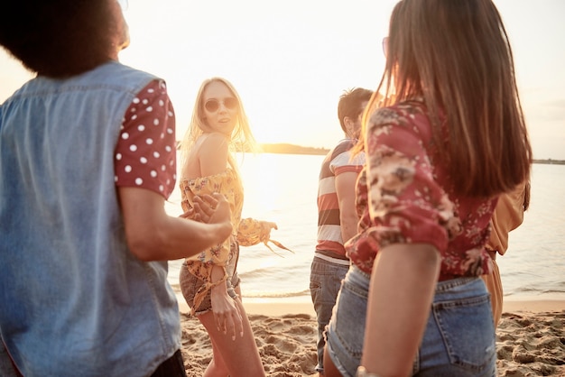 Junge Leute tanzen am Strand