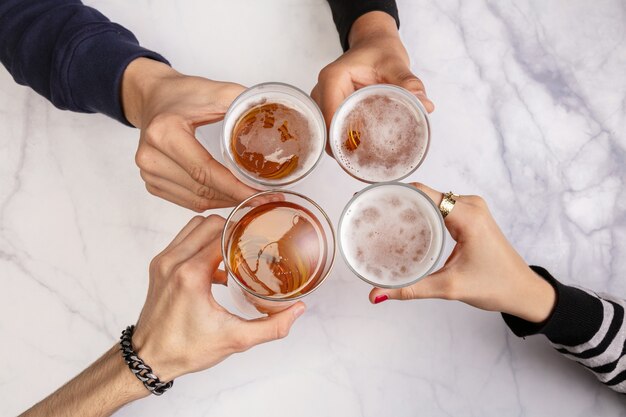 Junge Leute trinken Bier und haben eine gute Zeit auf einem Tisch