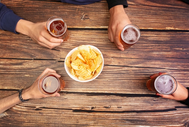 Junge Leute trinken Bier und haben eine gute Zeit auf einem Tisch