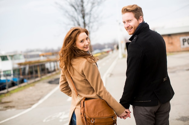 Junge Liebespaar im Freien