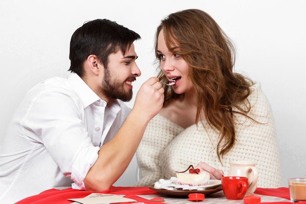 junge Liebhaber Geschenk sanft essen