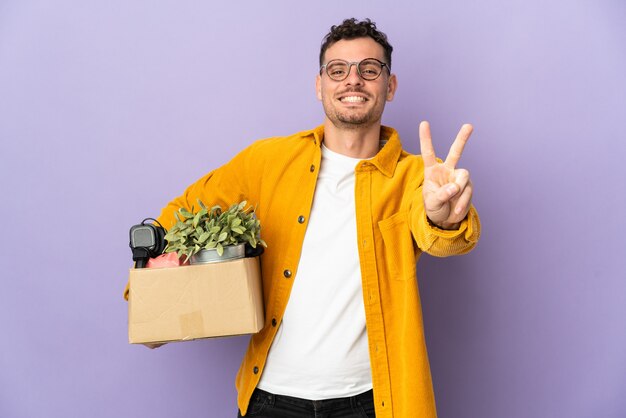 Junge Lieferung über isoliertem Hintergrund