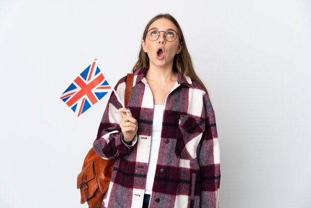 Junge litauische Frau, die eine Großbritannienflagge lokalisiert hält