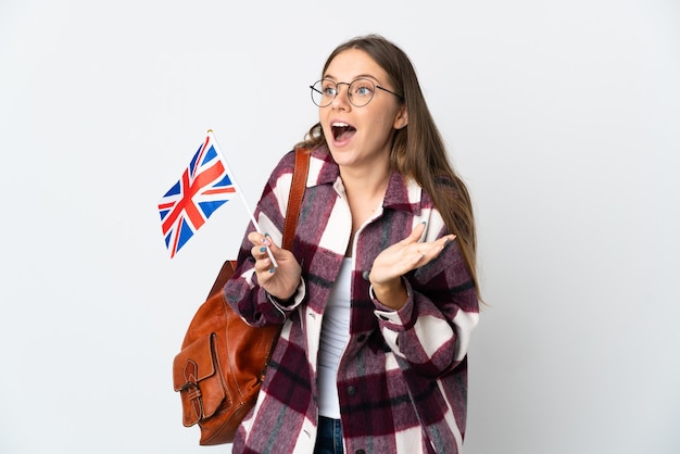 Junge litauische Frau, die eine Großbritannienflagge lokalisiert hält