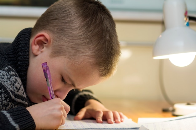 Junge macht seine Hausaufgaben für die Schule