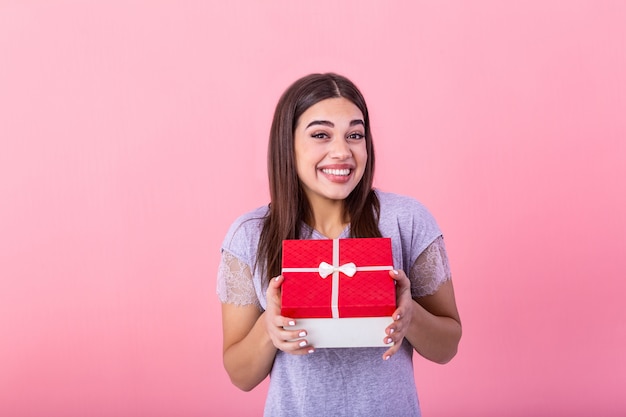 Junge Mädchen Dame, die Geschenkbox trägt