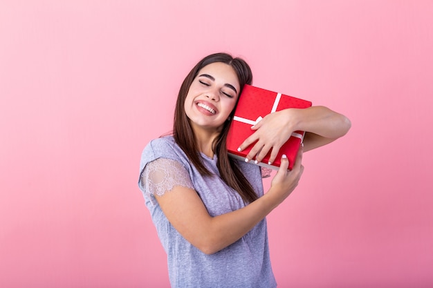 Junge Mädchen Dame, die Geschenkbox trägt