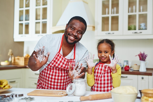 junge Mädchen Essen Tochter Vater