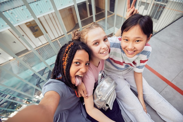 Junge Mädchen machen Selfie in der Schule