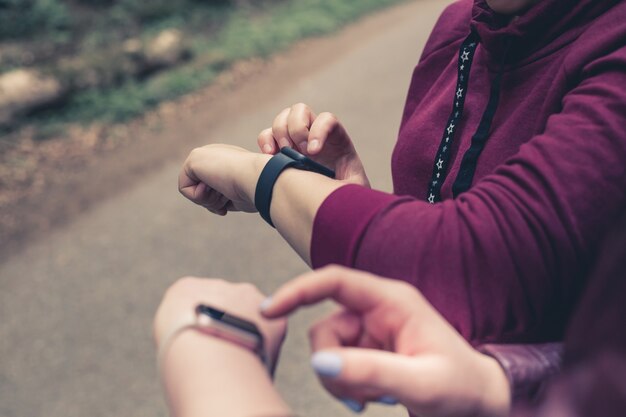 Foto junge mädchen mit smartwatch an der hand, moderne technologie
