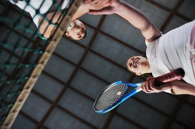Foto junge mädchen spielen tennis im innenraum