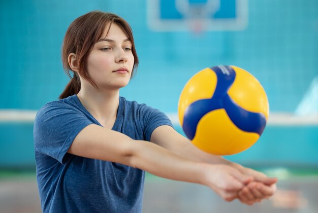 Junge Mädchen trainieren Graben, Passfähigkeiten in der Turnhalle der Schule, PT-Unterricht, Sport, halten sich fit und haben lustige Konzepte