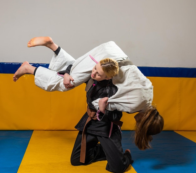 Foto junge mädchen üben im fitnessstudio brasilianisches jiu-jitsu