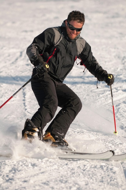 Junge Männer beim Skifahren