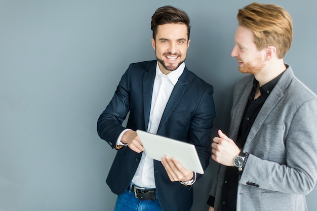 Junge Männer im Büro