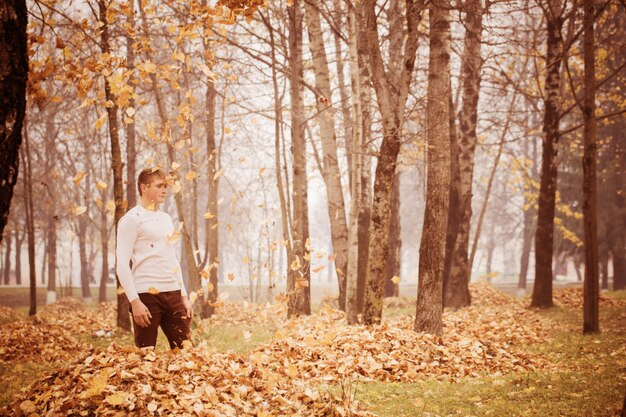 Junge Männer im Herbstpark