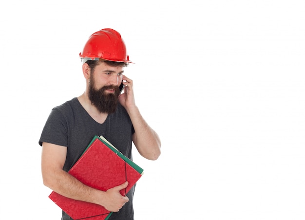 Junge Männer mit dem Hippie-Blick und rotem Sturzhelm, die das Mobile schauen