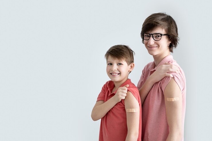 Junge Männer, Teenager und Jungen gegen Coronavirus-Infektion geimpft
