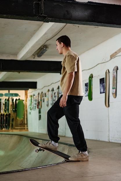 Junge männliche Skateboardfahrer im Skatepark