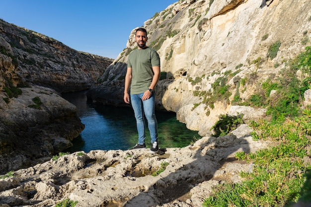 Junge männliche Touristen posieren beim Besuch der Wied IlGhasri in Gozo Malta