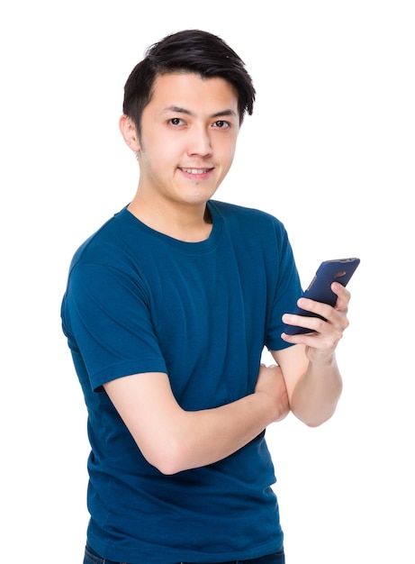 Junge Mann benutzt das Handy