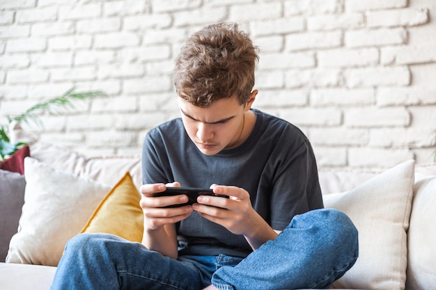 Junge Mann benutzt ein Handy