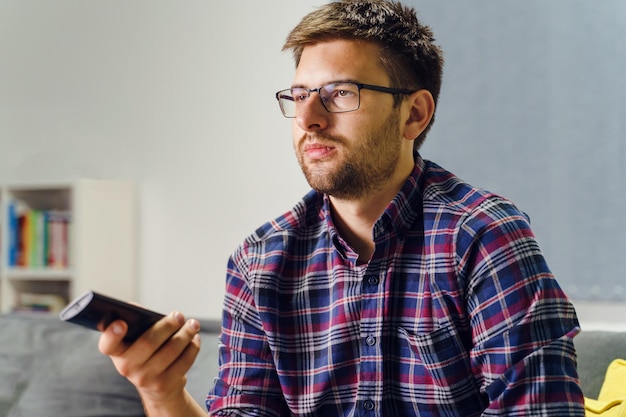 Foto junge mann benutzt ein mobiltelefon