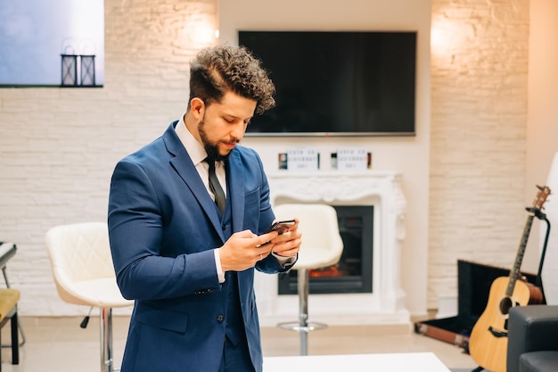 Junge Mann benutzt ein Mobiltelefon