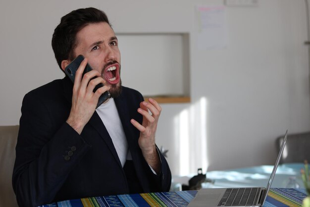 Foto junge mann benutzt ein mobiltelefon