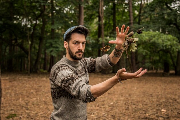 Foto junge mann im wald