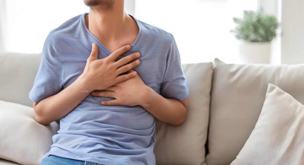 Junge Mann mit Schmerzen in der Brust, Patient mit Herzinfarkt