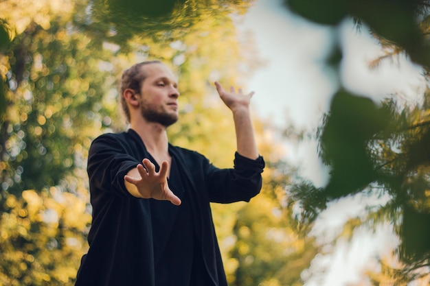 Foto junge mann schaut in die kamera