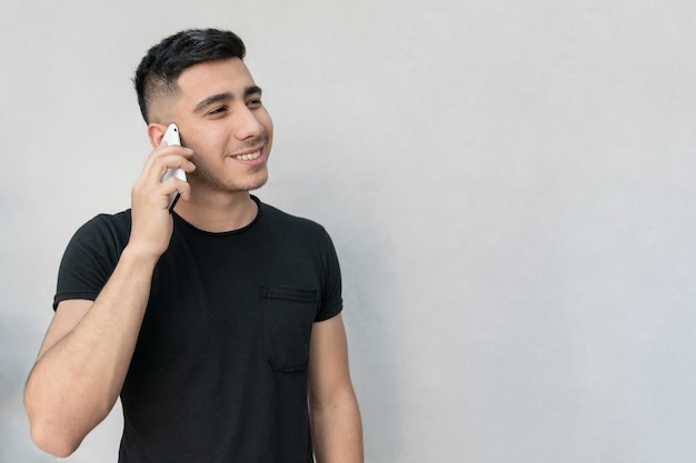 Junge Mann schaut weg, während er an der Wand steht