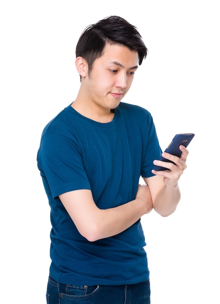 Junge Mann spielt das Spiel am Telefon