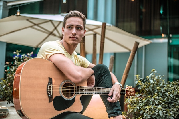 Foto junge mann spielt gitarre