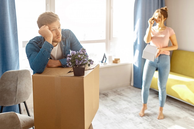 Junge Mann und Frau packen