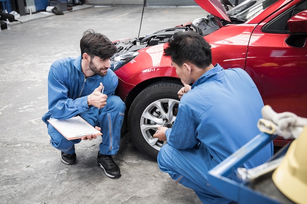 Junge Mechaniker machen die Autoinspektion