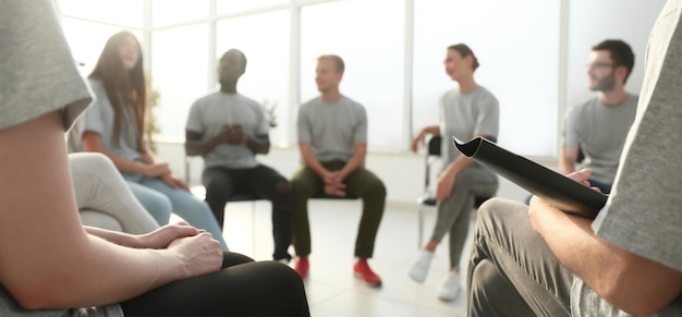 Junge Menschen bei einem Gruppentreffen aus nächster Nähe Wirtschaft und Bildung