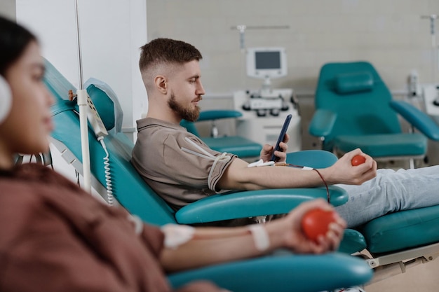 Junge Menschen durchlaufen im medizinischen Zentrum eine Blutspendeprozedur