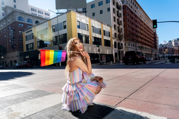 Junge Menschen feiern den Pride-Monat